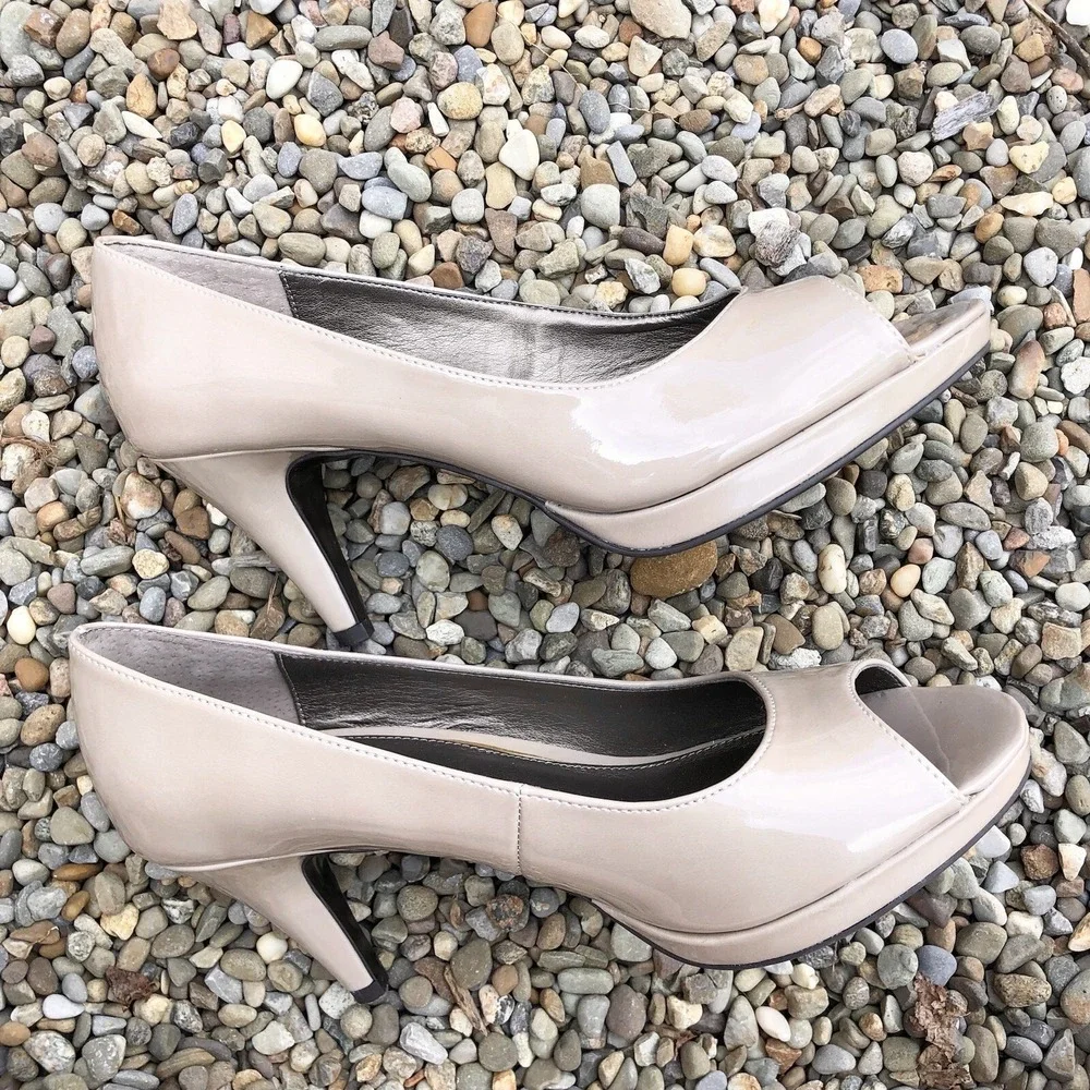BANDOLINO Beige Shiny Nude Taupe Heels 8.5 M Neutral Pumps Peep Toe Shoes